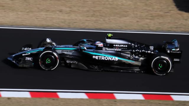 Carro da Mercedes de Kimi Antonelli em ação na pista durante treino livre de Fórmula 1