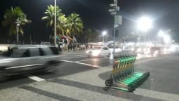 Avenida Atlântica à noite em Copacabana, bairro onde o ciclista foi espancado