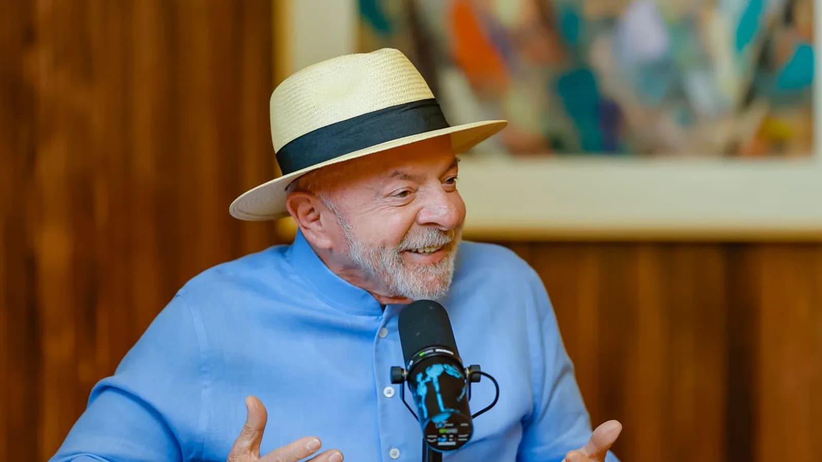 Lula gesticula durante entrevista em podcast, com microfone à frente