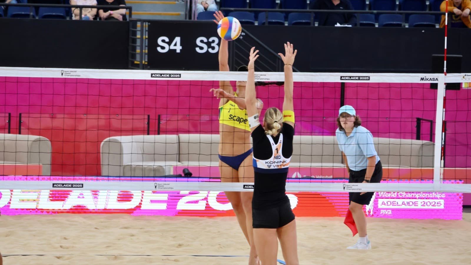 Jogadora brasileira ataca durante partida de vôlei de praia no Mundial de 2025 na Austrália; foto de arquivo da dupla Carol Solberg e Rebecca