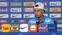 Gabriel Martinelli, de boné branco e camisa azul da seleção brasileira, fala em entrevista coletiva