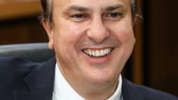 Senador Camilo Santana, coordenador da campanha de Lula, sorrindo em retrato