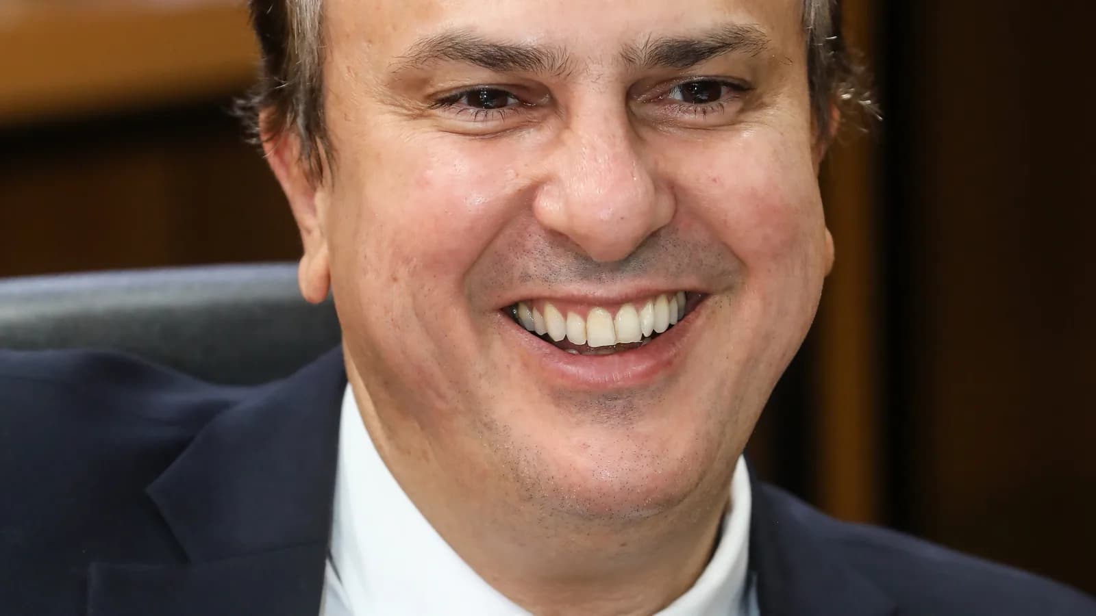 Senador Camilo Santana, coordenador da campanha de Lula, sorrindo em retrato