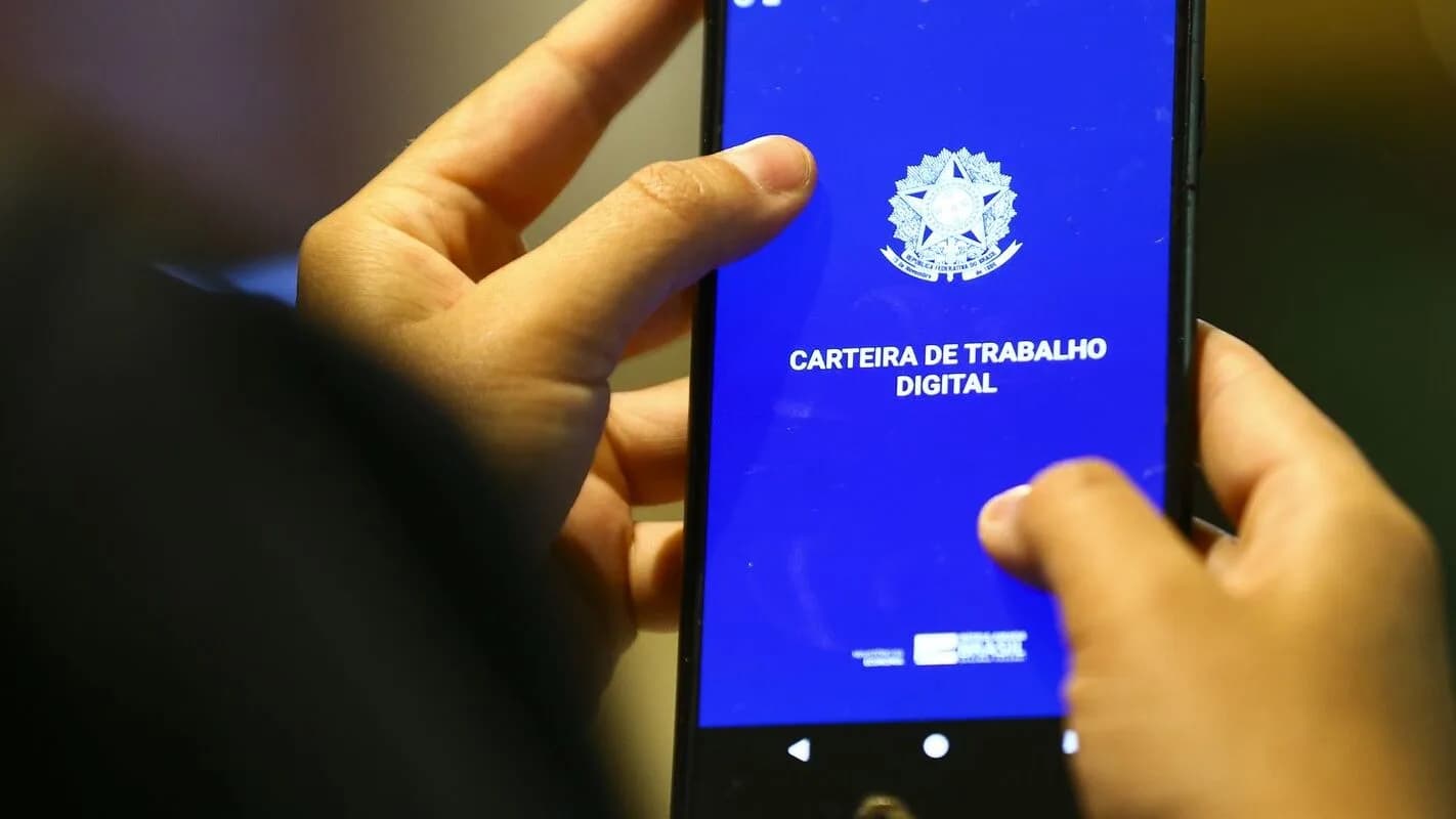 Pessoa segura celular com a tela do aplicativo Carteira de Trabalho Digital aberta