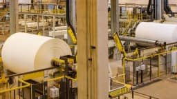 Linha industrial de papel e celulose em foto de arquivo usada como contexto da Klabin