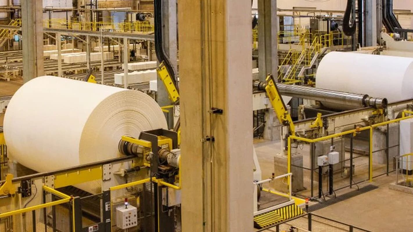 Linha industrial de papel e celulose em foto de arquivo usada como contexto da Klabin