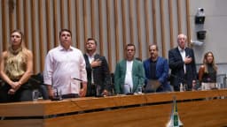 Deputados distritais em pé no plenário da Câmara Legislativa do Distrito Federal