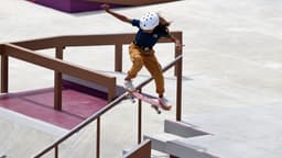 Rayssa Leal em manobra sobre corrimão durante prova de skate street, com capacete branco e uniforme do Brasil