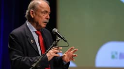 Presidente do BNDES, Aloizio Mercadante, discursa em evento com logo do banco ao fundo
