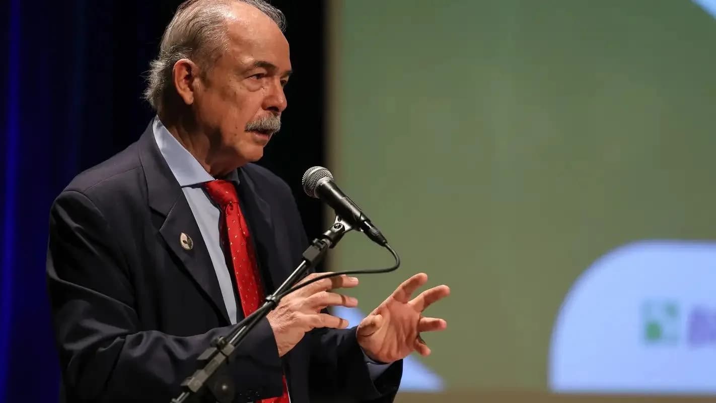 Presidente do BNDES, Aloizio Mercadante, discursa em evento com logo do banco ao fundo