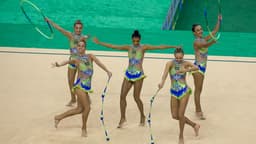 Conjunto brasileiro de ginástica rítmica se apresenta com arcos e maças em competição internacional (foto de arquivo)