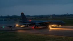 Bombardeiro B-52 da Força Aérea dos Estados Unidos pousa na base aérea de Fairford, na Inglaterra