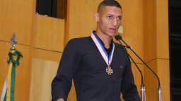 Richarlison discursa após receber homenagem na Assembleia Legislativa do Espírito Santo