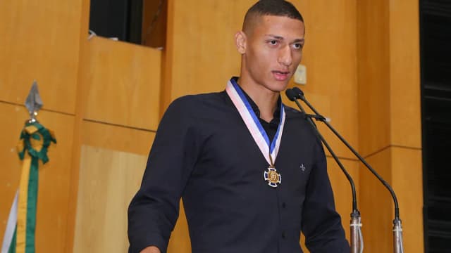 Richarlison discursa após receber homenagem na Assembleia Legislativa do Espírito Santo