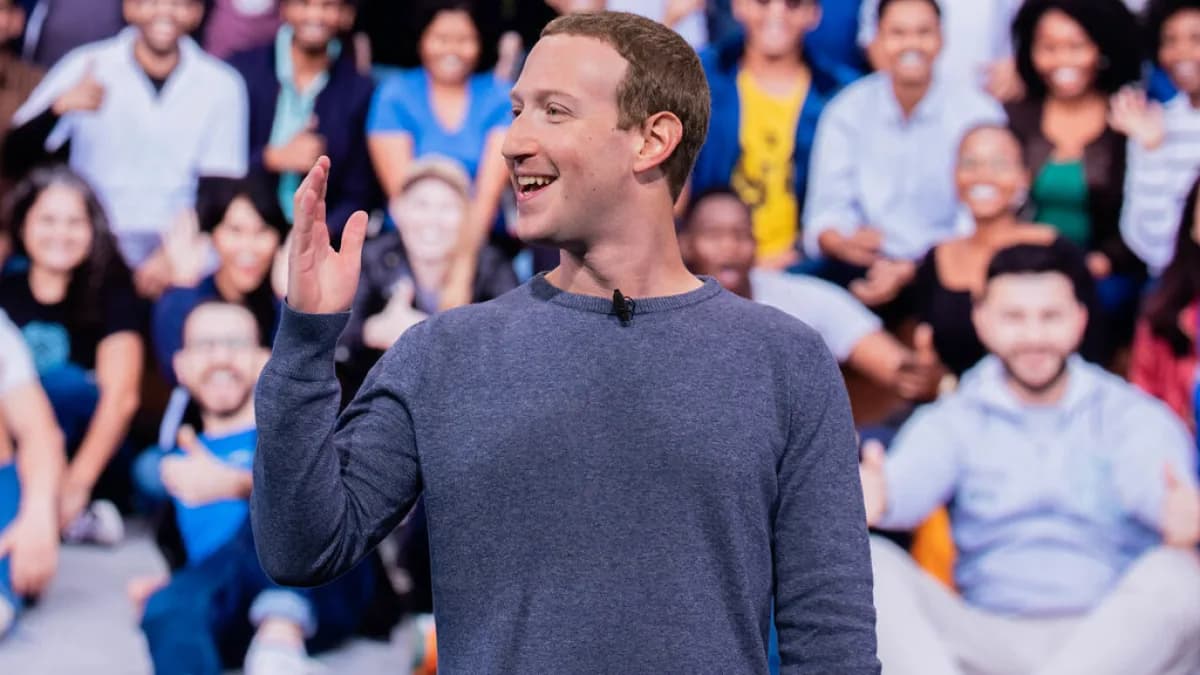 Mark Zuckerberg gesticula durante apresentação para plateia em evento da Meta