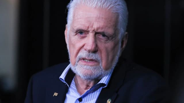O senador Jaques Wagner fala à imprensa sobre o caso do Banco Master