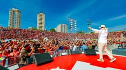 Multidão acompanha comício de lançamento da campanha de Lula em palco vermelho