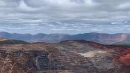 Cava de mineração de minério de ferro operada pela Vale em Itabirito, Minas Gerais