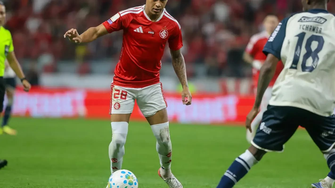 Jogador do Internacional conduz a bola durante partida de futebol