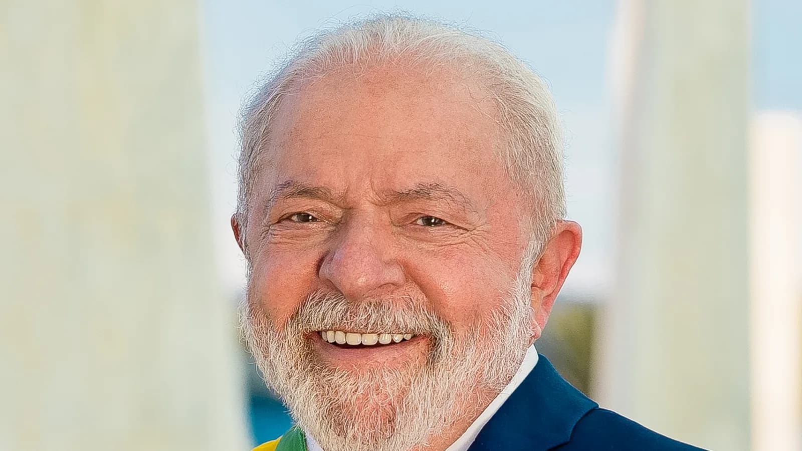 Retrato oficial do presidente Lula, sorrindo, usando a faixa presidencial