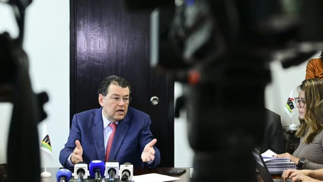 O senador Eduardo Braga fala a jornalistas e microfones em entrevista sobre a reforma tributária