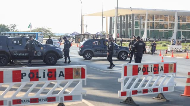 Policiais em barreira de segurança em frente ao prédio do STF, em Brasília