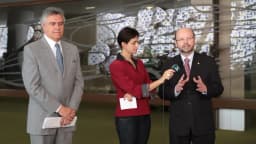 Ronaldo Caiado fala a jornalistas em entrevista