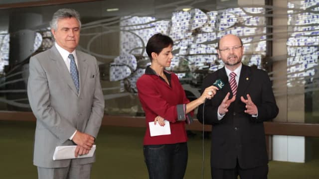 Ronaldo Caiado fala a jornalistas em entrevista