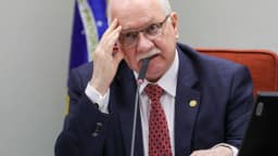 Ministro Edson Fachin fala ao microfone em sessão do STF, foto de arquivo
