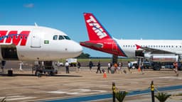 Passageiros embarcam em avião no pátio de aeroporto brasileiro (imagem de arquivo)