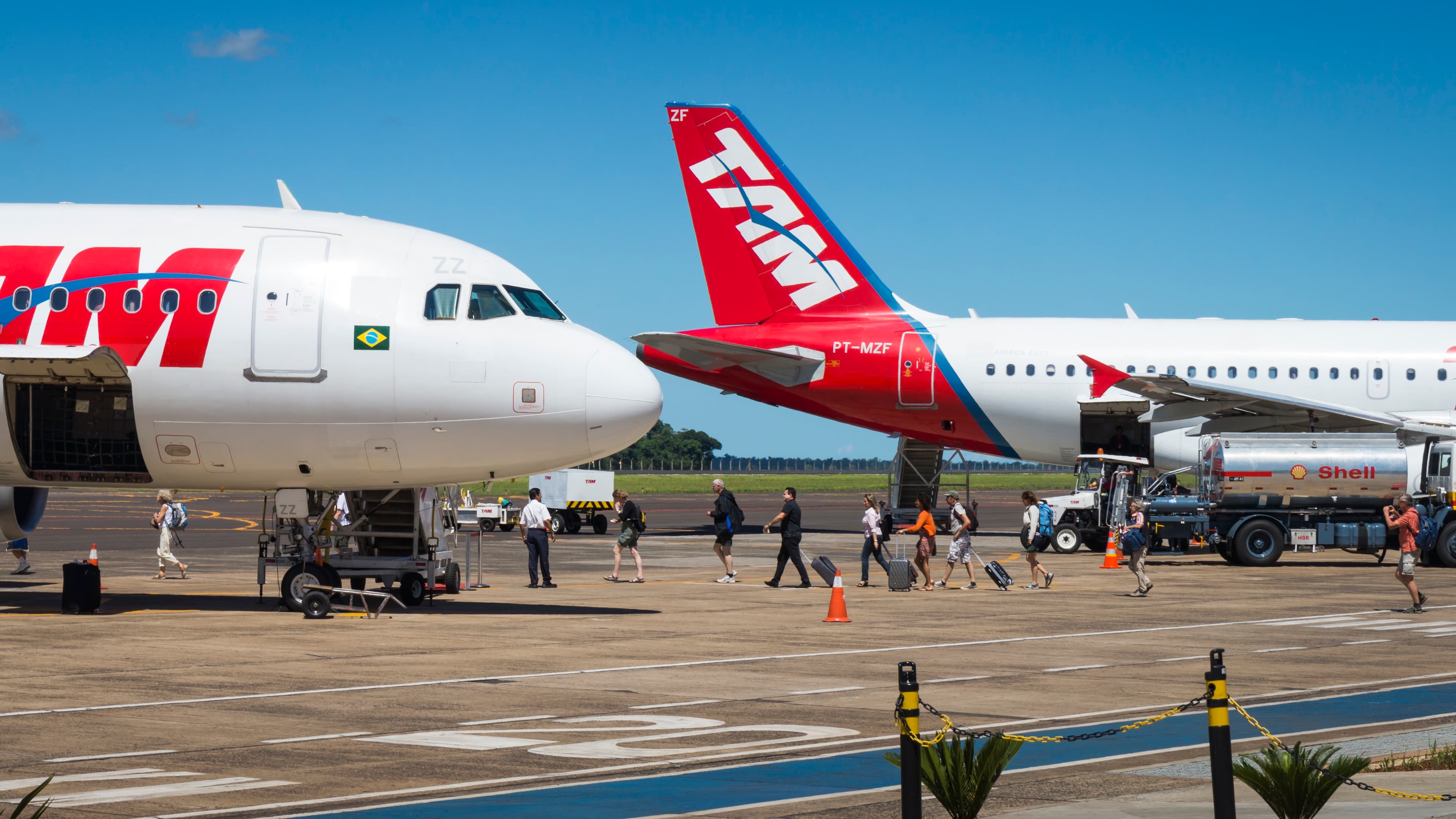 Passageiros embarcam em avião no pátio de aeroporto brasileiro (imagem de arquivo)