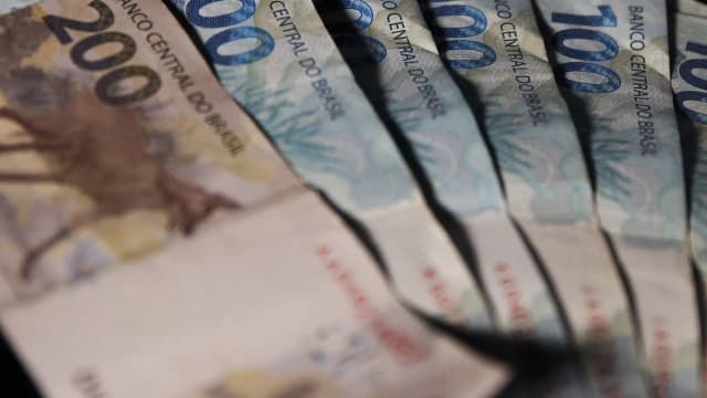 Notas de real empilhadas, imagem de arquivo sobre economia brasileira