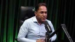 Flávio Santos, consultor empresarial, fala durante entrevista no estúdio da TV Sim Brasil