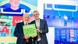Sidônio Palmeira ao lado de Lula em lançamento de livro sobre marketing eleitoral