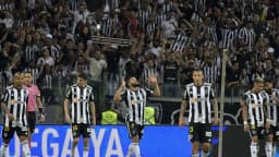 Jogadores e torcida do Atlético-MG comemoram no Mineirão