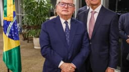 Ministro Marco Aurélio Bellizze, do TSE, ao lado de outro magistrado em cerimônia de posse