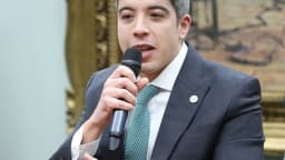 Deputado André Janones fala ao microfone durante sessão na Câmara