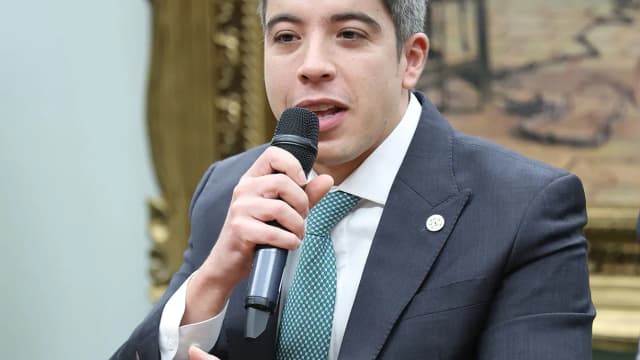 Deputado André Janones fala ao microfone durante sessão na Câmara