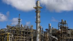 Fachada e estrutura industrial de uma planta petroquímica da Braskem