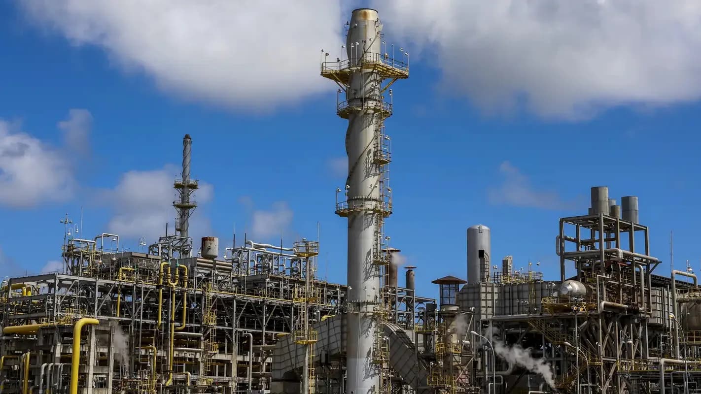 Fachada e estrutura industrial de uma planta petroquímica da Braskem
