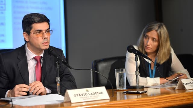 Secretário do Tesouro Nacional e coordenadora-geral do órgão falam a jornalistas em entrevista coletiva de divulgação de resultado fiscal, em imagem de arquivo de janeiro de 2016