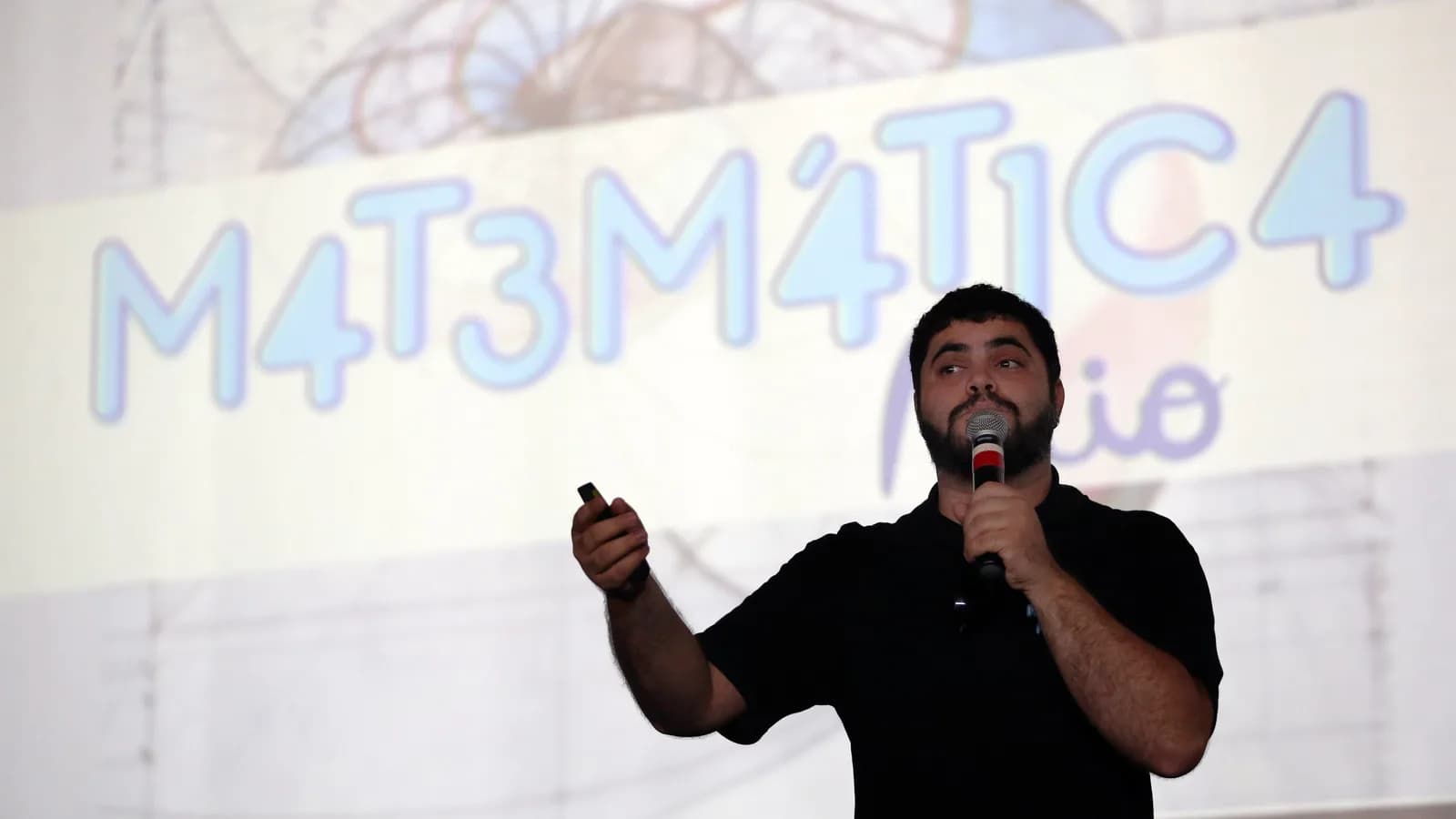 Professor dá aula preparatória com apresentação de matemática projetada ao fundo, cena ilustrativa de preparação para concurso