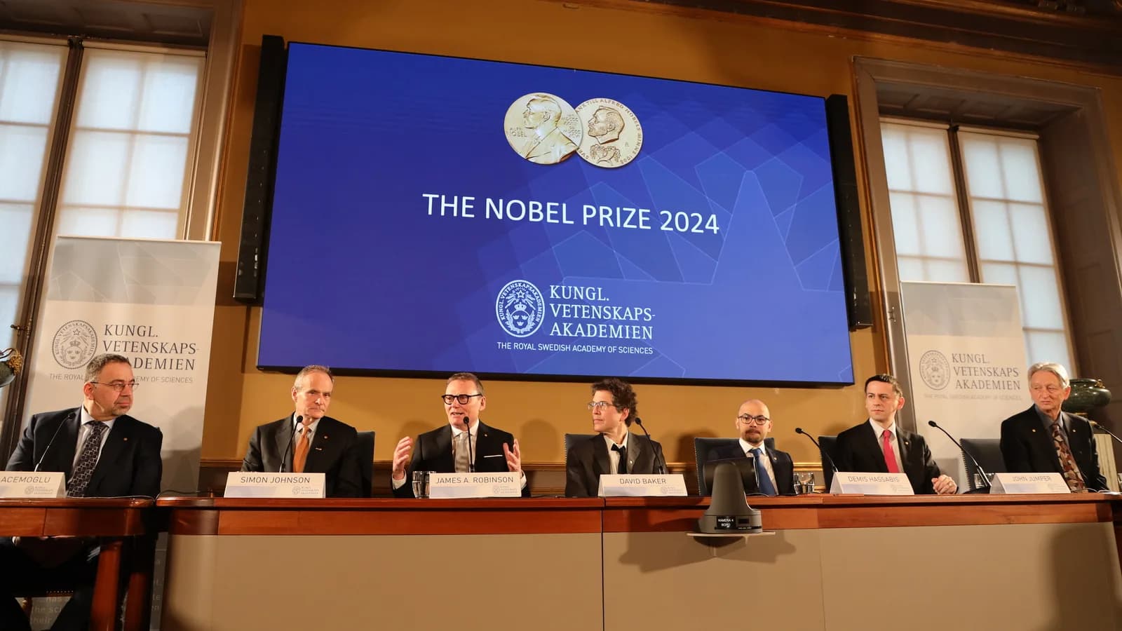 Mesa de coletiva de imprensa da Real Academia de Ciências da Suécia durante anúncio de prêmio Nobel