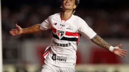 Jogador do São Paulo comemora gol em jogo no Morumbi