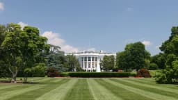 Fachada e jardim da Casa Branca, sede do governo dos Estados Unidos