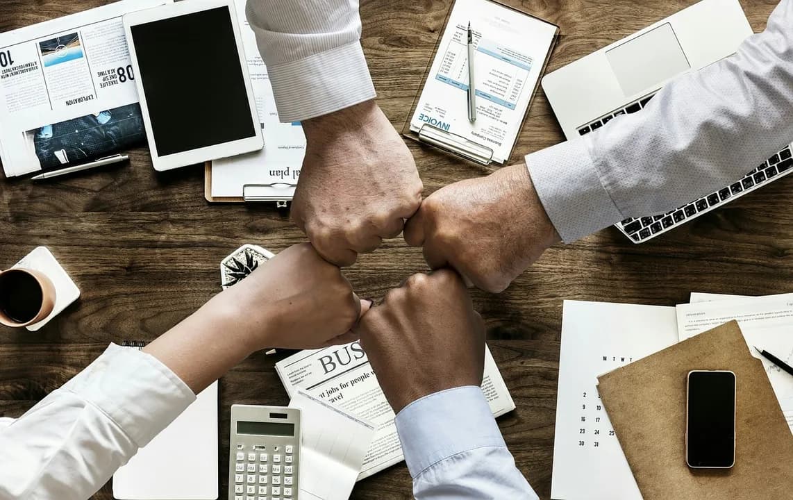 Imagem ilustrativa: teamwork, cooperation, brainstorming, business, finance, office, team, partners, flat lay, meeting, collaboration, corporation, management, support, team buildi