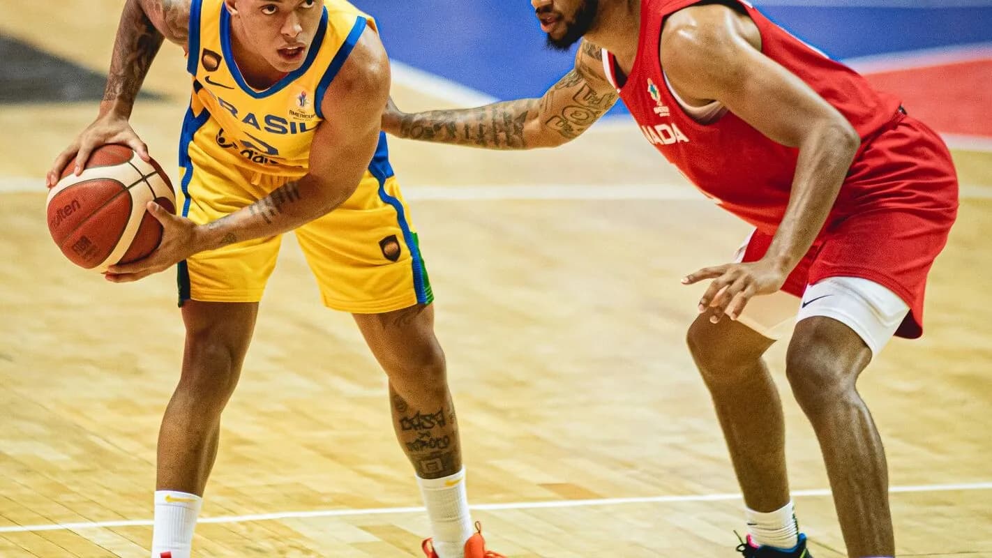 Jogador da seleção brasileira de basquete em ação, foto de arquivo