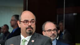 Mateus Simões, hoje governador de Minas Gerais, fala a jornalistas em Brasília; imagem de arquivo de abril de 2024, quando ele era vice-governador