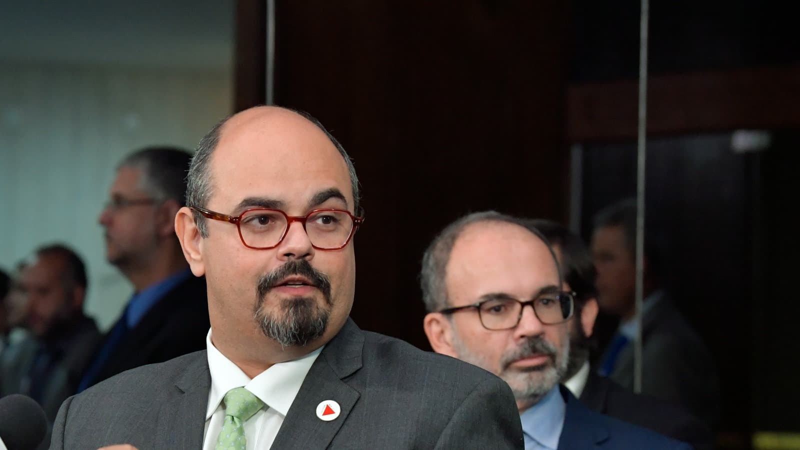 Mateus Simões, hoje governador de Minas Gerais, fala a jornalistas em Brasília; imagem de arquivo de abril de 2024, quando ele era vice-governador