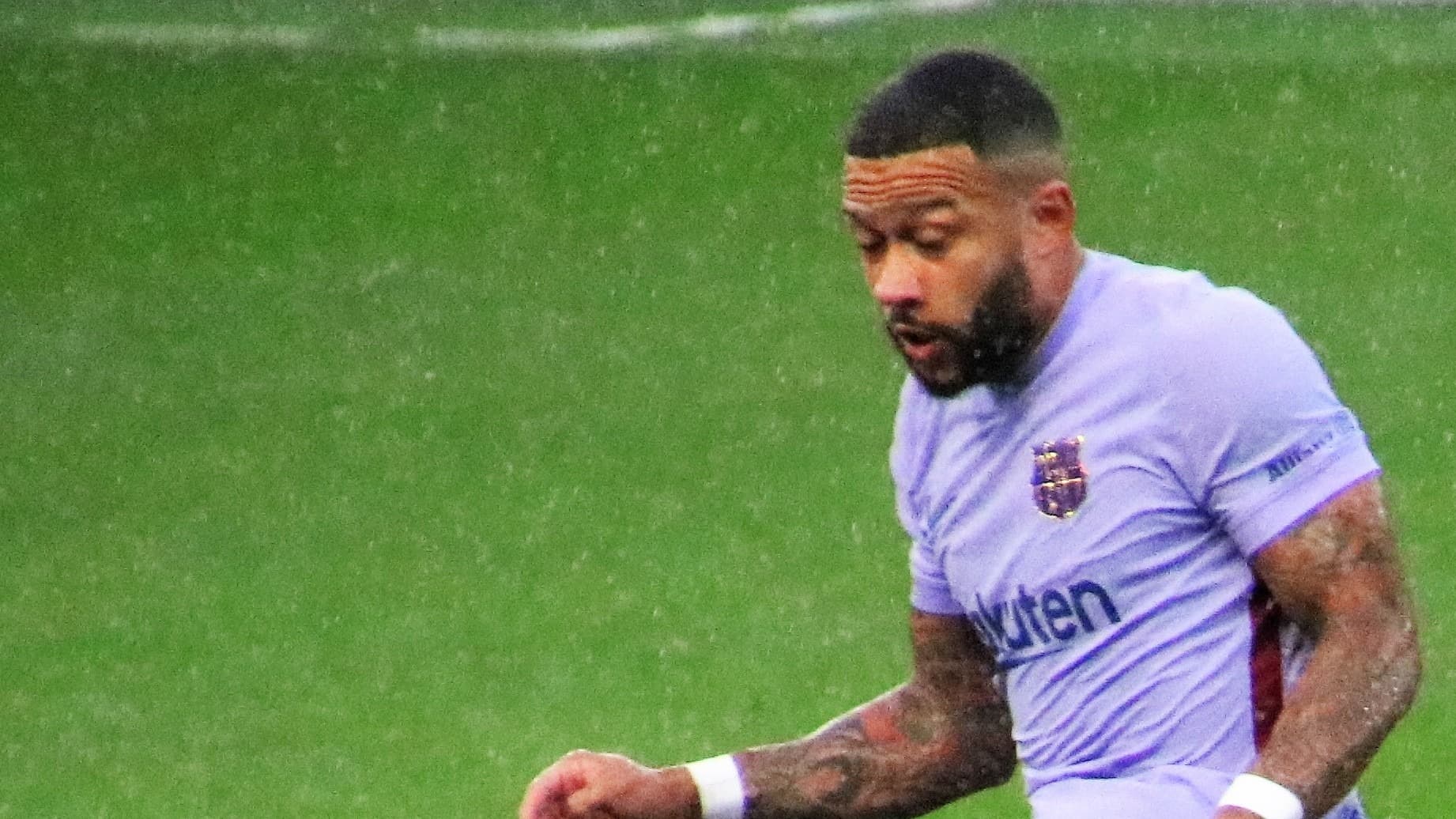 Memphis Depay em ação com a camisa do Barcelona, foto de arquivo de 2021